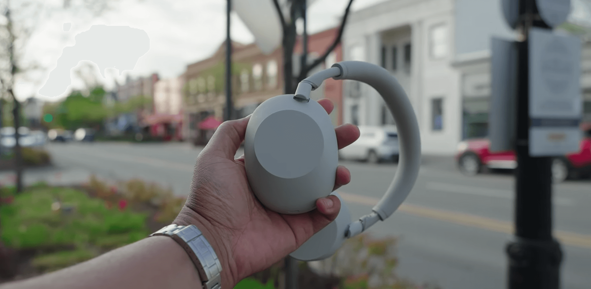 Sony WH-1000XM6 and AirPods Max design comparison