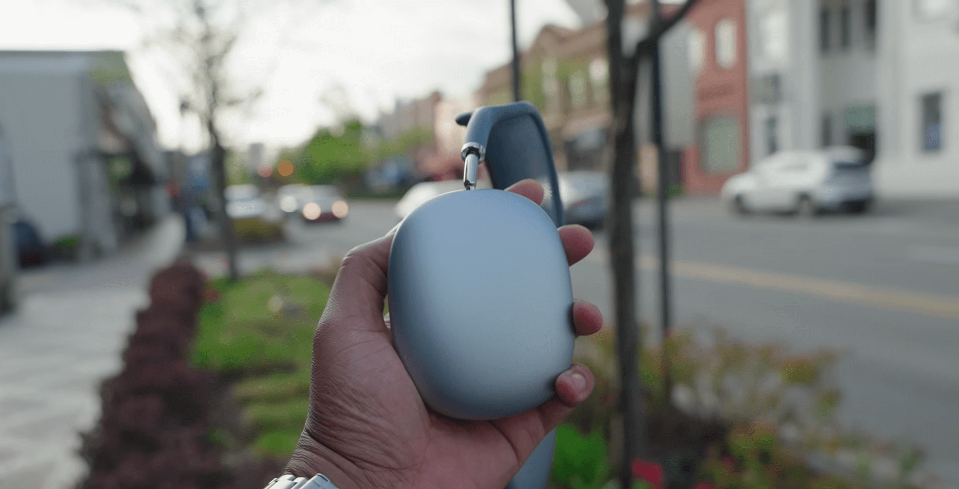 Sony WH-1000XM6 and AirPods Max audio performance