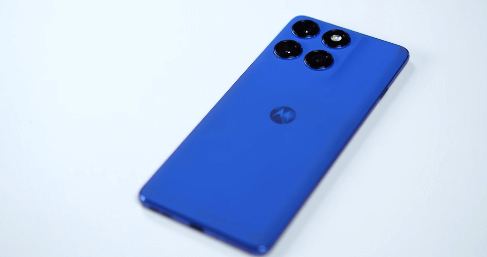 Moto Edge 60 Pro display showcasing vibrant colors